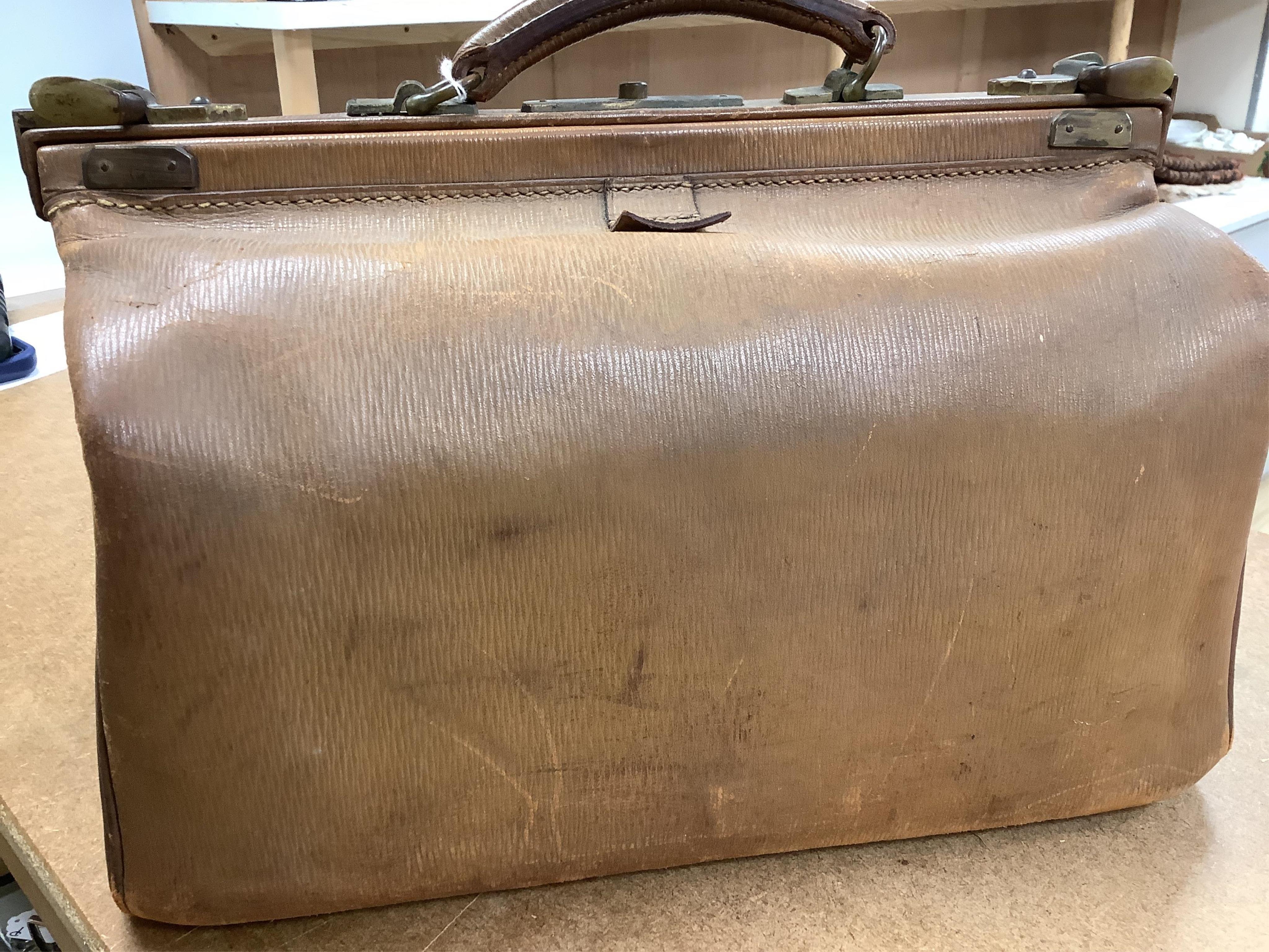 An early 20th century Gladstone bag